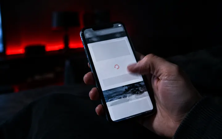 Celular mostrando um site lento ainda carregando