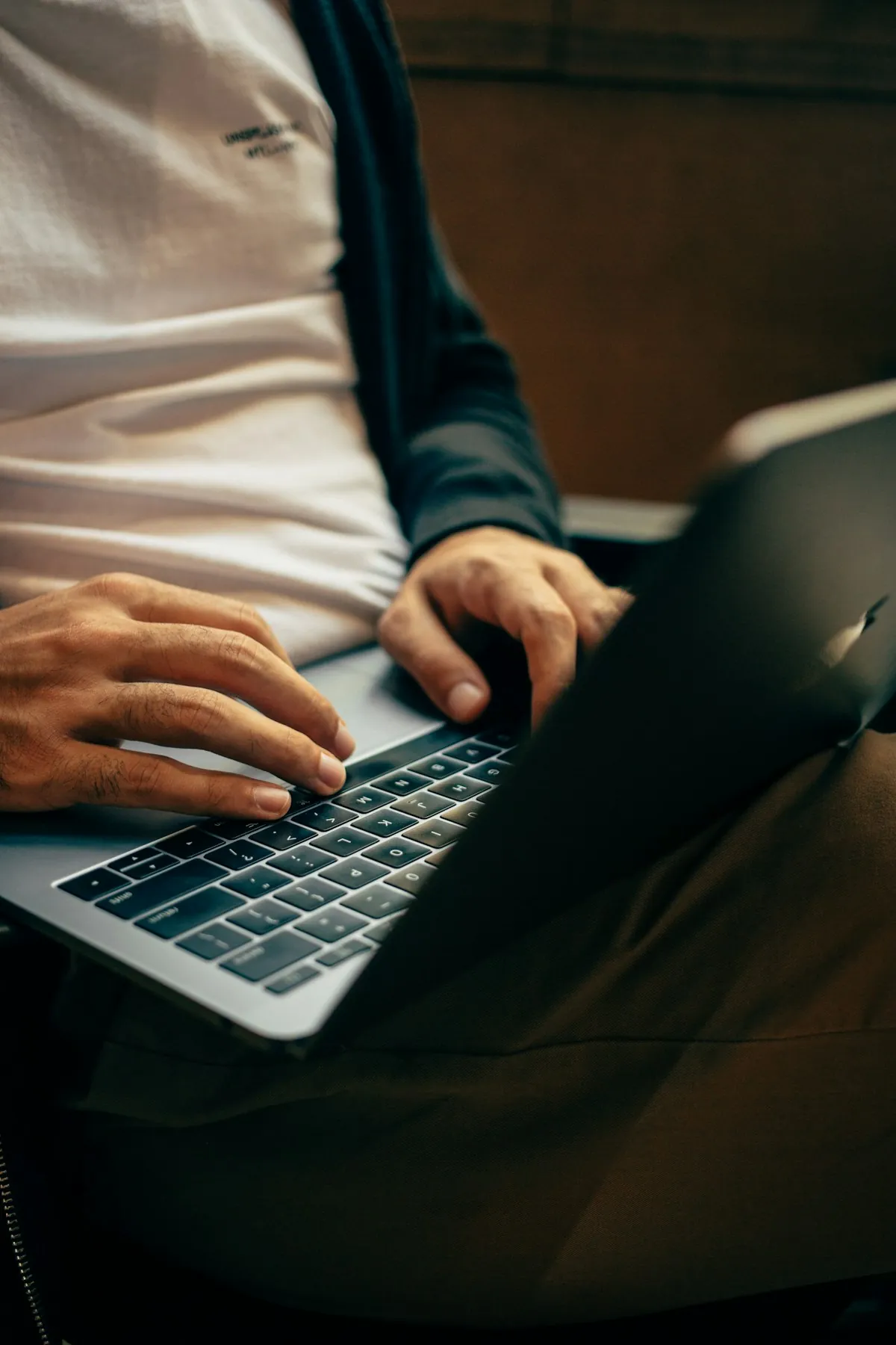 Profissional trabalhando em notebook · equipe inovaccio